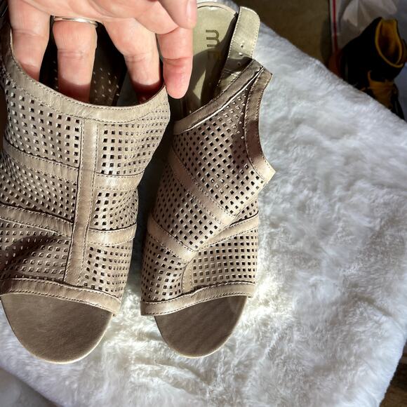 Me Too Women's 3.5" heel open toe strap back shoe Size 8 Leather Dollie - Picture 6 of 9